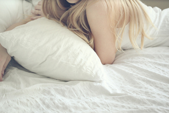 Длинноногая блондинка трахает писюшку сидя на кровати