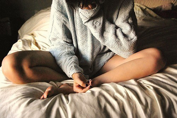bed-girl-grey-morning-sweater-Favim.com-360030